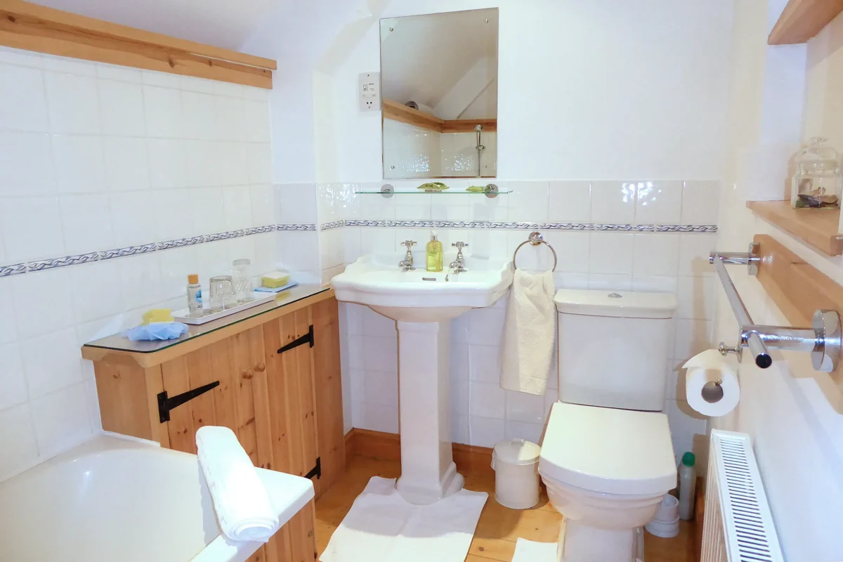 Rhydd Barn - en suite first floor bathroom