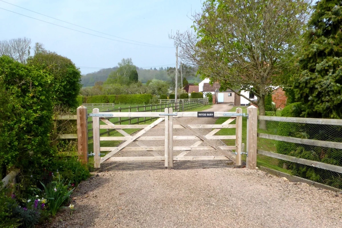 Rhydd Barn - entrance gate and driveway