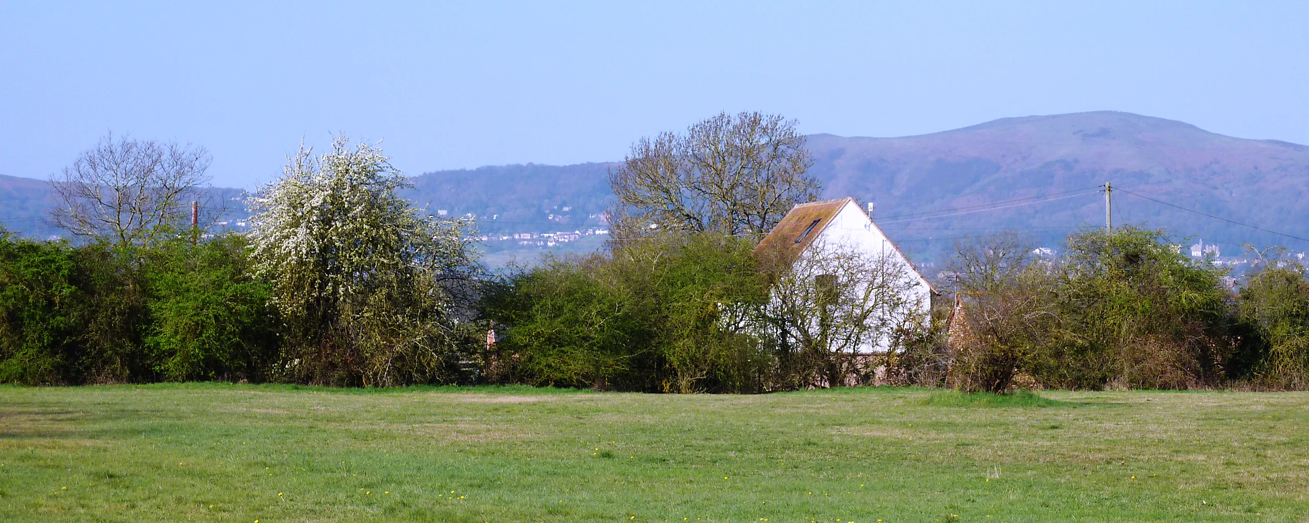 Rhydd Barn seen from Rhydd Common with the Malvern Hills in the background